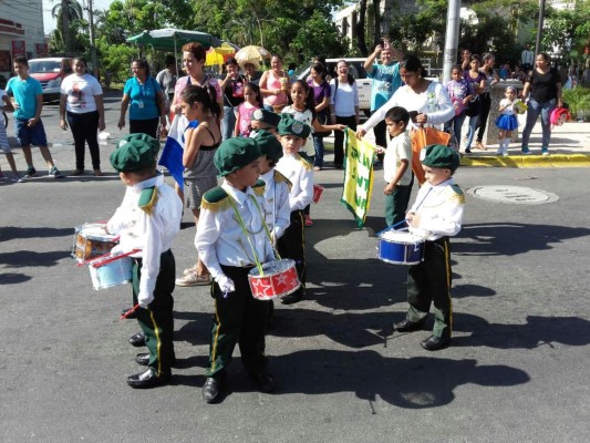 Niños se ganan los corazones en desfiles patrios en San Pedro Sula