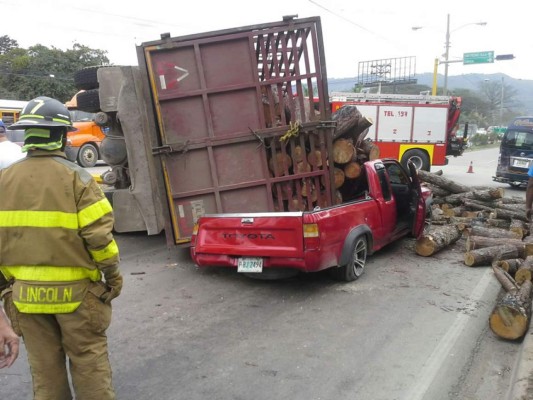Búfalo: Tres heridos deja accidente entre un vehículo y un camión