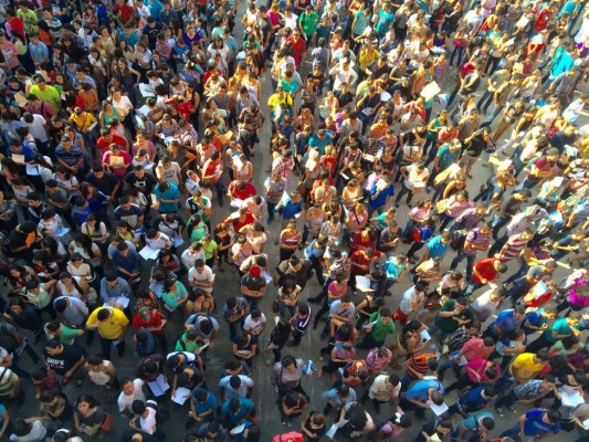 Estudiantes se aglomeran en la Unah-vs para la prueba de aptitud