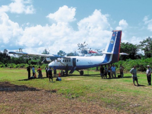 Rescatan cuerpos de trece víctimas de accidente aéreo en Perú