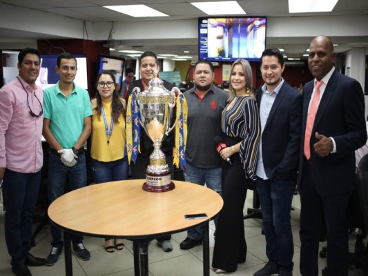 La copa que se llevará el campeón de Honduras visita Diario La Prensa