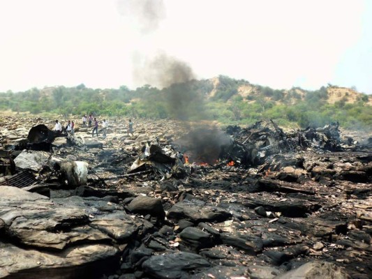 Fallecen los cincos ocupantes al estrellarse un avión militar en la India