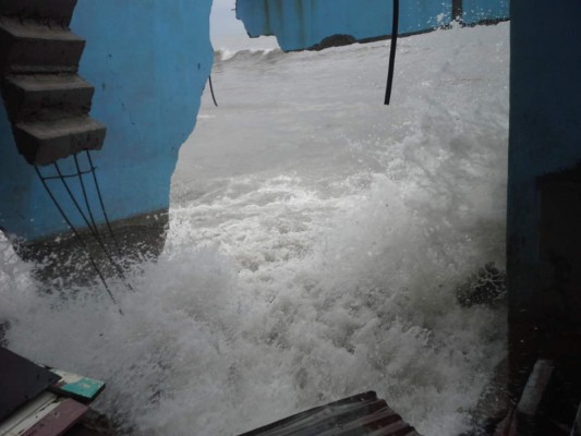 Fuerte oleaje destruye varias viviendas en La Ceiba