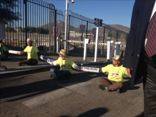 Activistas impiden juicio a inmigrantes que serían deportados