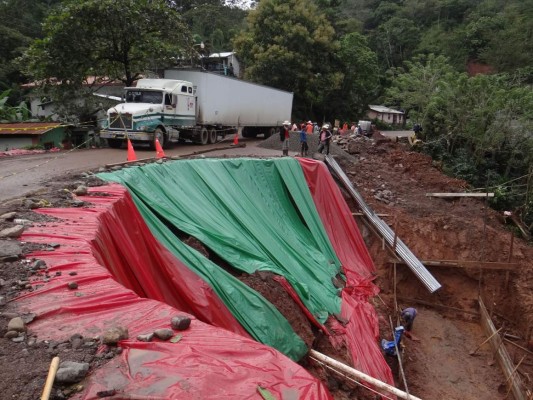 Construyen muro de contención para reparar vía hacia El Florido