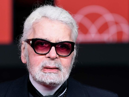Karl Lagerfeld, ausente del desfile de Chanel en París por 'cansancio'