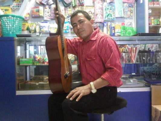 Le hace a todo para grabar sus canciones