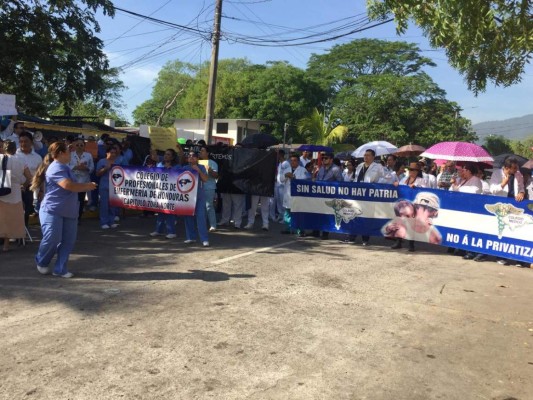 Continúan tomas de carretera en Honduras; Gobierno llama al diálogo