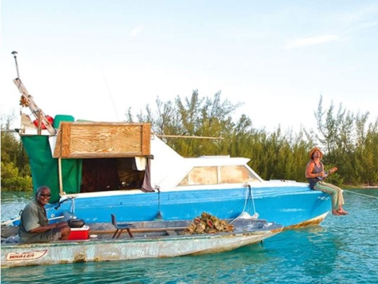 Ricardo Arjona presenta su nuevo sencillo del video grabado en Roatán