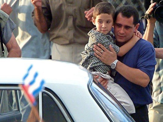 El caso de Elián González creó un escándalo político en Estados Unidos luego de que fuera devuelto a su padre en Cuba.