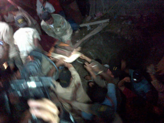 Rescatan a albañil tras 15 horas soterrado en un pozo en La Ceiba