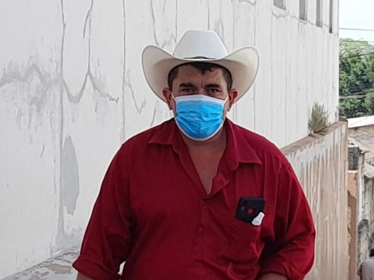 Ganadero reza frente a hospital de Copán por la salud de su madre con covid-19