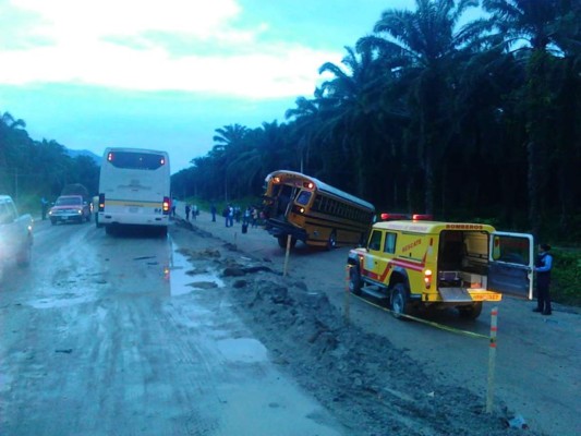 Impactan dos autobuses en la carretera que conduce de Tela hacia El Progreso