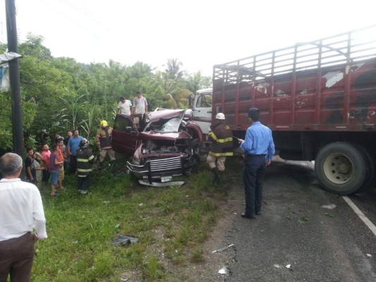 Fallece conductor al impactar su carro con camión