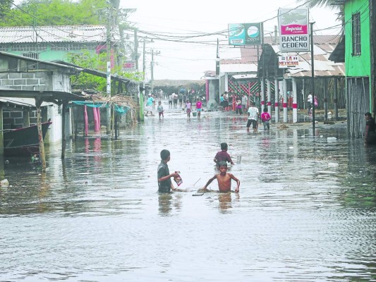 Inundaciones por marejada destruyen casas y negocios