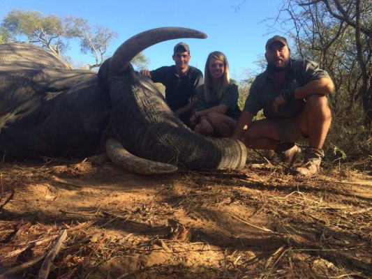 Facebook retira fotos de la cazadora de animales