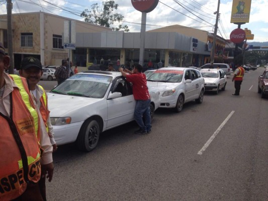 En intensos operativos en San Pedro Sula caen taxis ilegales