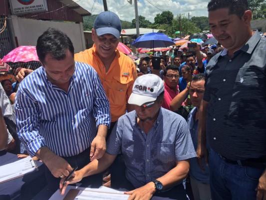 Ricardo Álvarez firma consulta nacionalista y apoya reelección de JOH