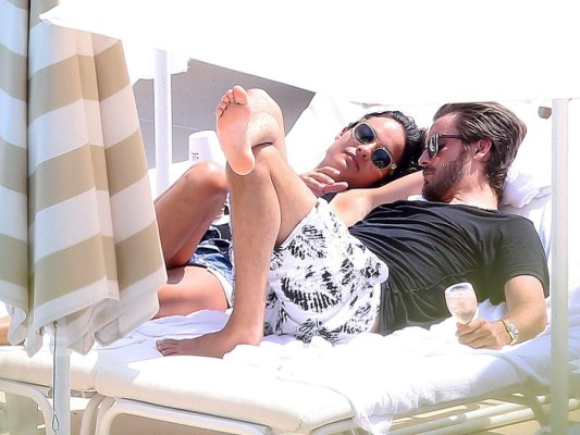 Esposo de Kourtney Kardashian es captado con otra mujer