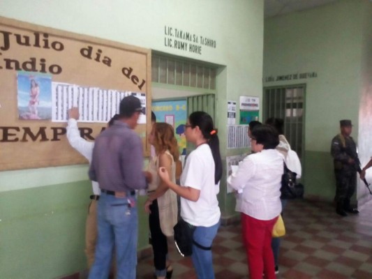 Pobladores de Comayagua asisten a las urnas    