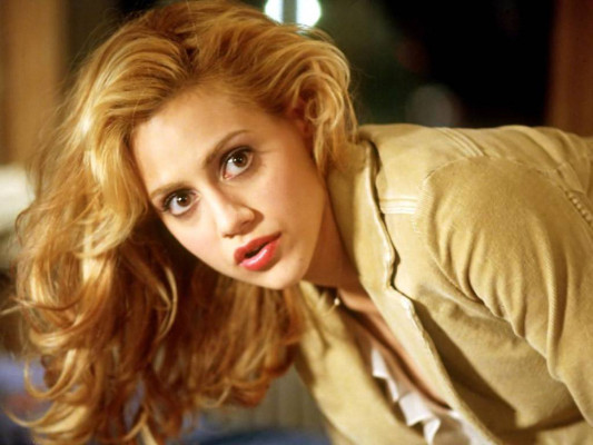Madre de Brittany Murphy ¡Vende hasta su pasaporte!