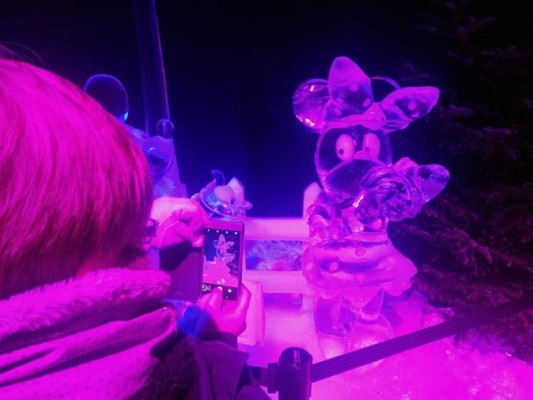 El universo de Disney esculpido en 600 toneladas de hielo