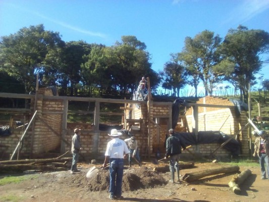 Lencas urgen de L200 mil para terminar de construir escuela
