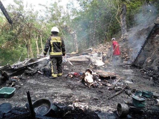 Incendio deja sin vivienda a humilde familia