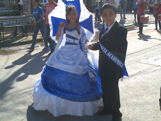Escolares de San Pedro Sula rinden homenaje a Honduras en desfiles