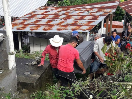 'Ay, mi bebé”, sollozaba madre de bebé fallecido en alud de Omoa