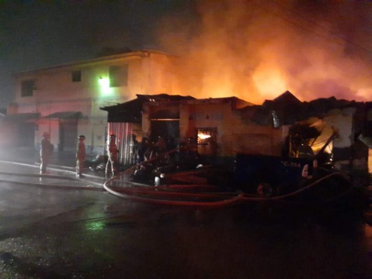 FOTOS: Voraz incendio consume yonker en el barrio Medina de San Pedro Sula