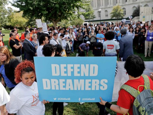 Prohíben a Gobierno Trump revocar DACA a dreamers
