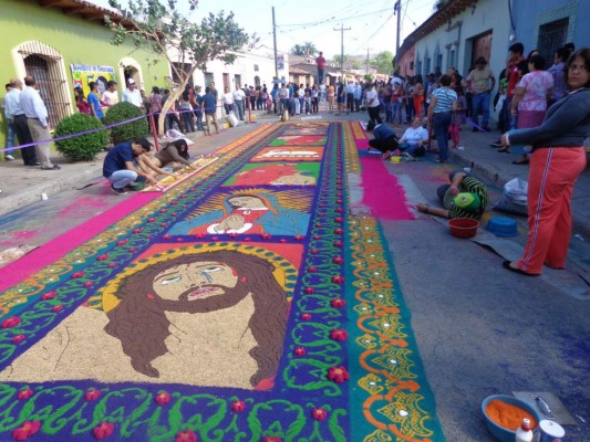 Hondureños plasman su fe con alfombras de aserrín en Semana Santa