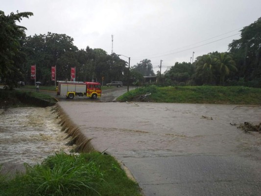 Lluvias inundan calles y bulevares de San Pedro Sula