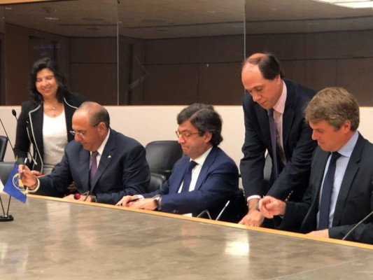 Firman acuerdo para promover integración económica, social y cultural