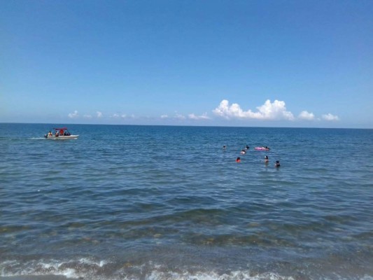 Bañistas comienzan a abarrotar las playas de La Ceiba  