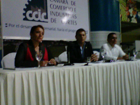 Xiomara comparece ante miembros de la Camara de Comercio