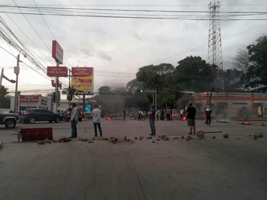 Estudiantes se toman bulevar a la Unah en San Pedro Sula