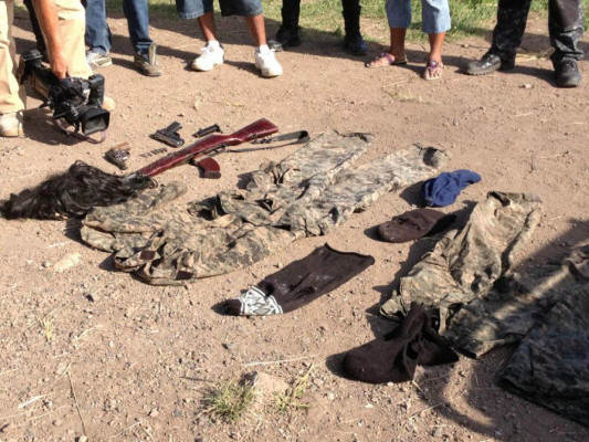 Detienen a tres personas con armas y uniformes militares en Tegucigalpa