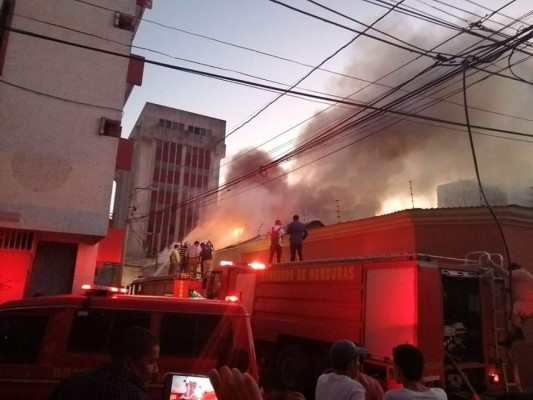 Voraz incendio consume varios negocios en el centro de Tegucigalpa