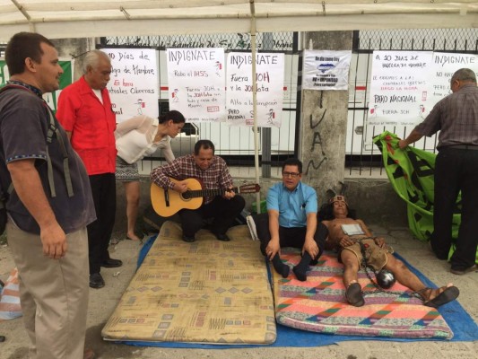 Miembros de la resistencia en huelga de hambre en el IHSS