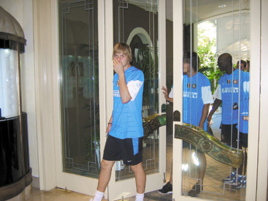 David Suazo entrena aparte del grupo en el Inter