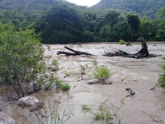 Rescatan a hombre en el río Humuya, otro sigue desaparecido