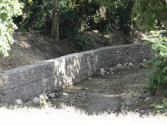 Con gaviones protegen escuela y viviendas en comunidad de La Sarrosa