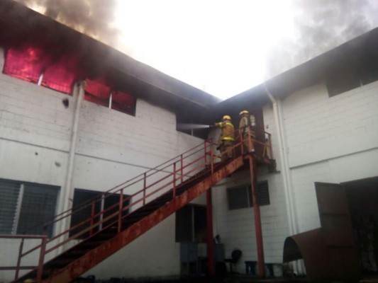 Incendio de grandes proporciones en una bodega del parque Zip Choloma #1