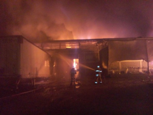 Incendio destruye dos bodegas de una empresa textil en Villanueva