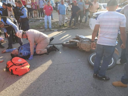 El Progreso: Dos agentes policiales sufren lesiones tras accidentarse en su motocicleta