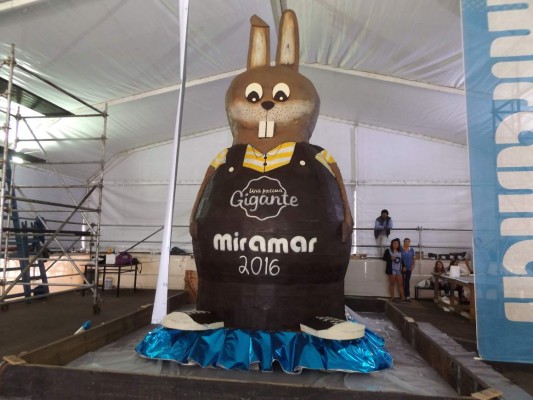 Construyen el conejo de Pascua más alto del mundo