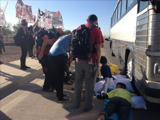 Activistas impiden juicio a inmigrantes que serían deportados