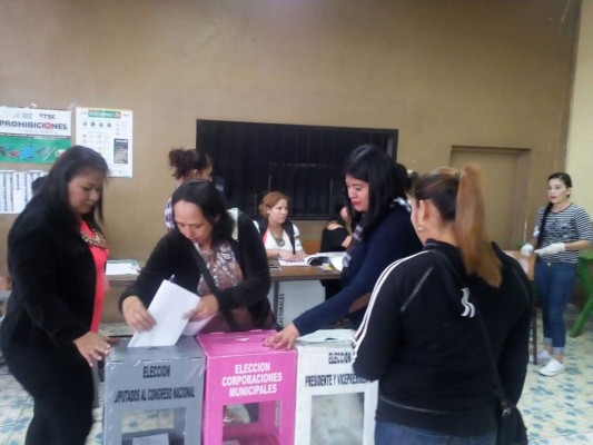 Pobladores de Comayagua asisten a las urnas    